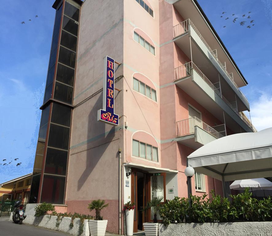 Hotel Riz Finale Ligure Buitenkant foto